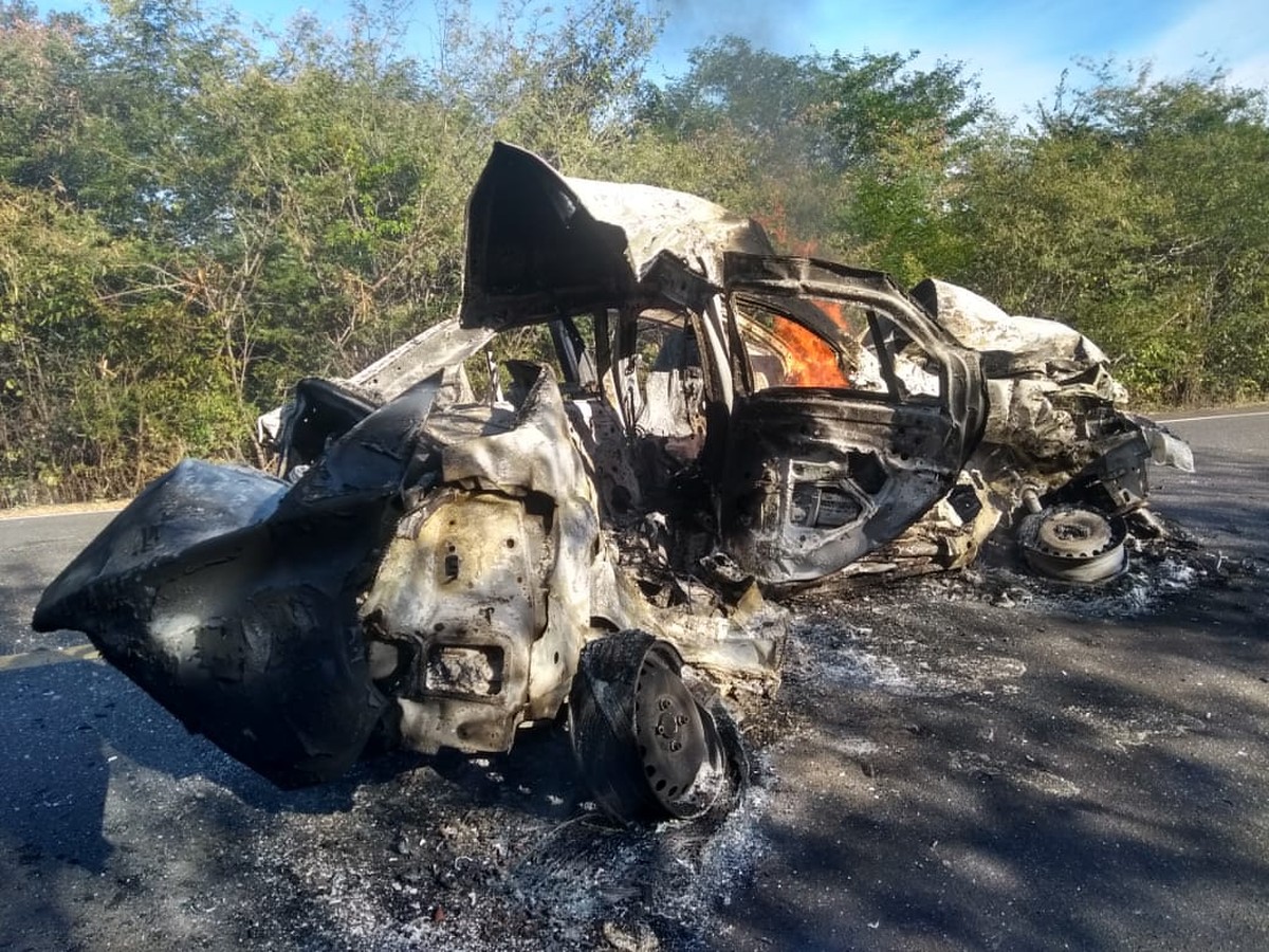 Duas pessoas morrem carbonizadas após carro pegar fogo em acidente na  BR-135 – MA+ O Melhor da Informação