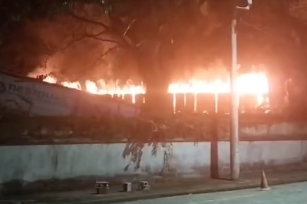 Criminosos incendeiam vagão de trem carregado com celulose no litoral de SP