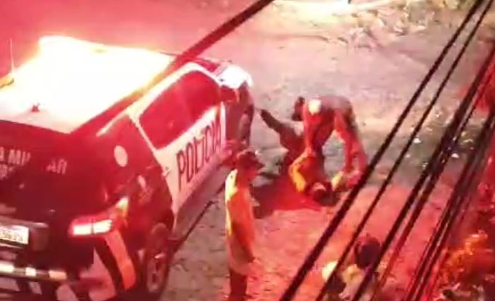 Homem tentou tomar arma de agente que estava caído no chão, mas o outro policial reagiu e atirou no indivíduo, em Icaraí de Amontada, no Ceará. — Foto: Reprodução