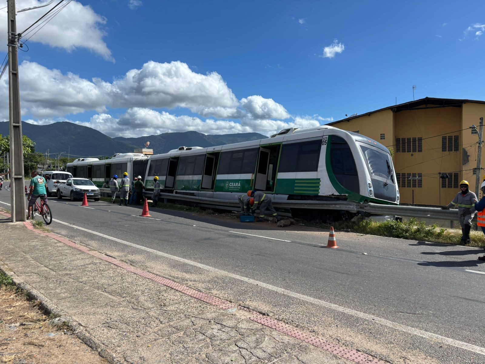 VÍDEO: VLT descarrila e atinge alça de proteção de pista no interior do Ceará