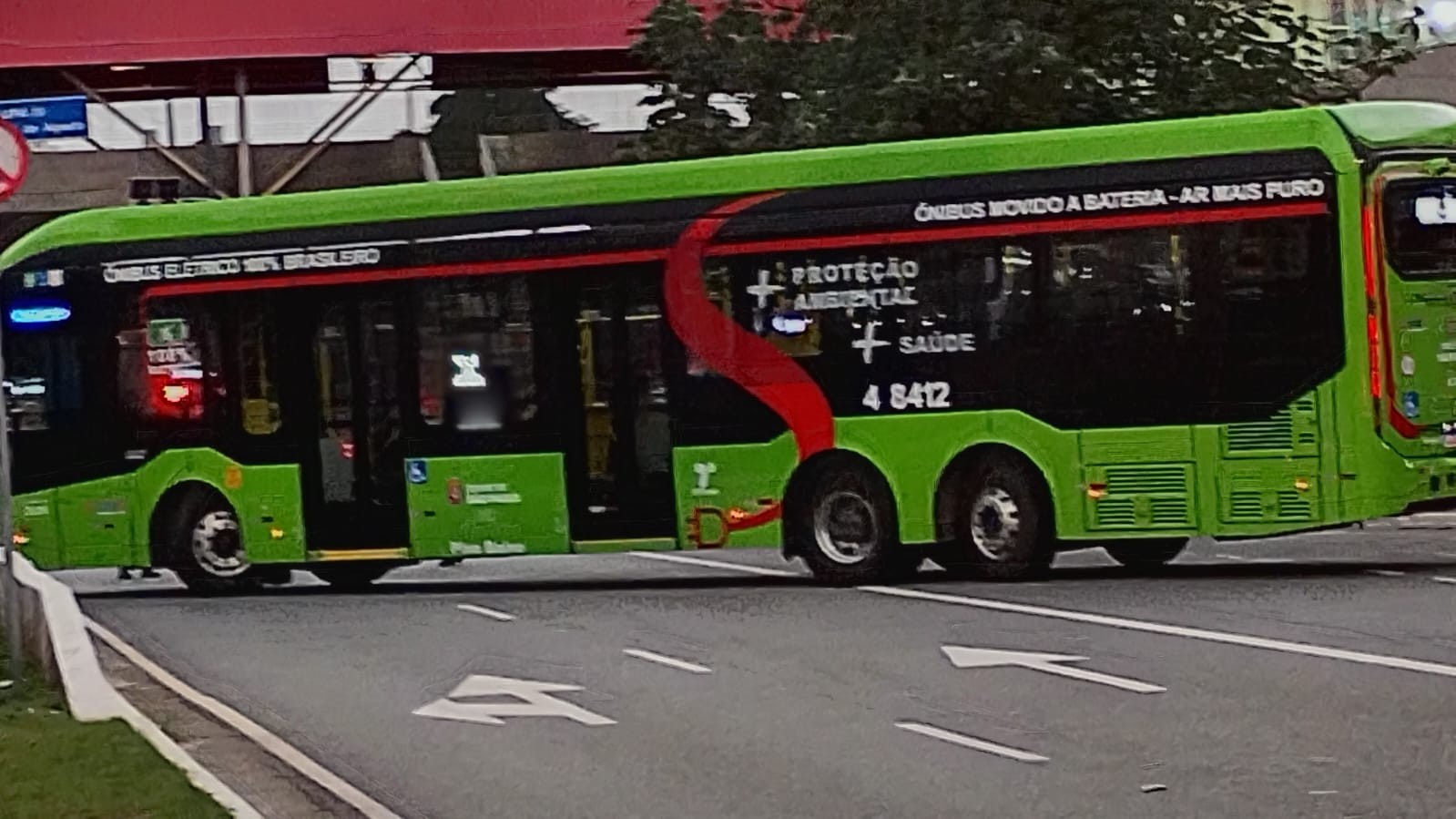 Motorista de ônibus é mantido refém na Zona Leste de SP