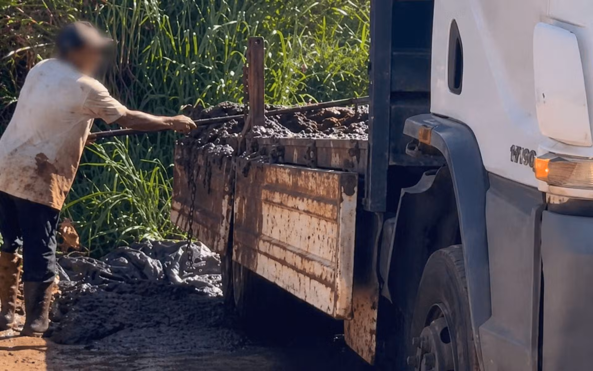 Homens são flagrados enquanto faziam descarte irregular em área pública; vídeo