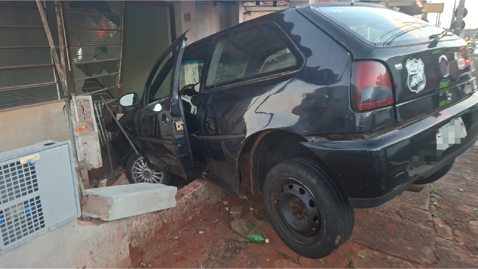 2 de 2
De acordo com a pol&iacute;cia, motorista de Botucatu (SP) n&atilde;o possu&iacute;a habilita&ccedil;&atilde;o e o ve&iacute;culo estava com o licenciamento irregular. &mdash; Foto: Pol&iacute;cia Militar