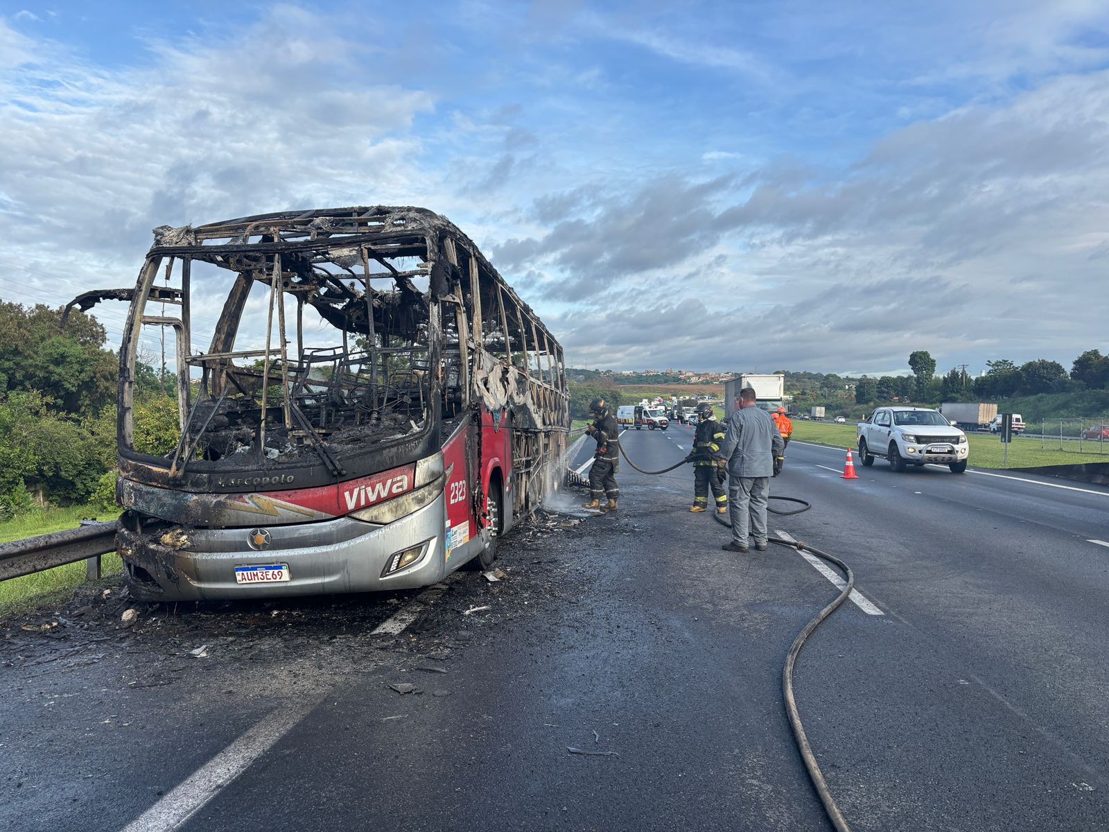 Ônibus fretado pega fogo e interdita faixas da Rodovia dos Bandeirantes, em Campinas