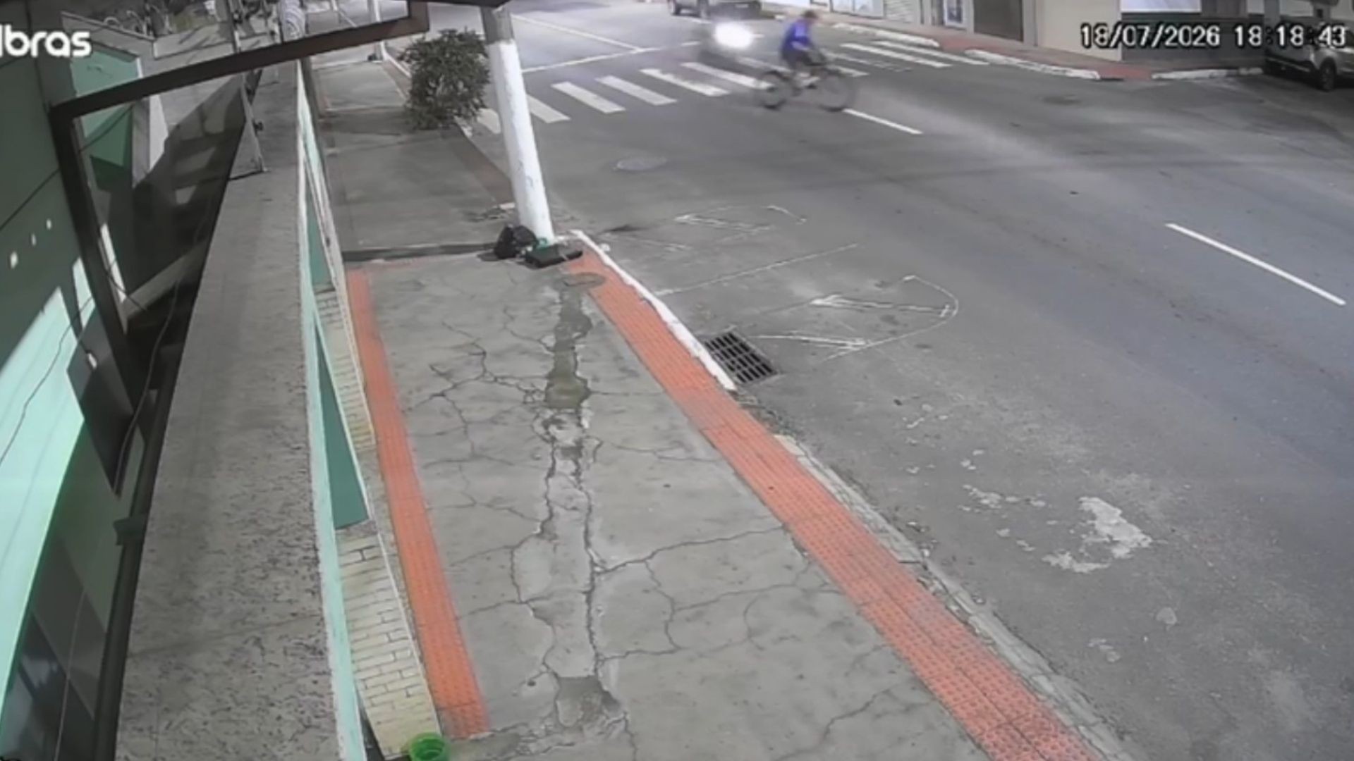 VÍDEO: ciclista morre ao ser atingido por moto em faixa de pedestres no ES; motociclista é socorrido em estado grave