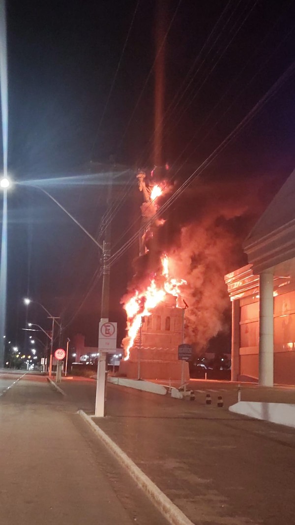 Estátuta da liberdade em chamas causada por incêndio criminoso — Foto: Reprodução/Redes sociais
