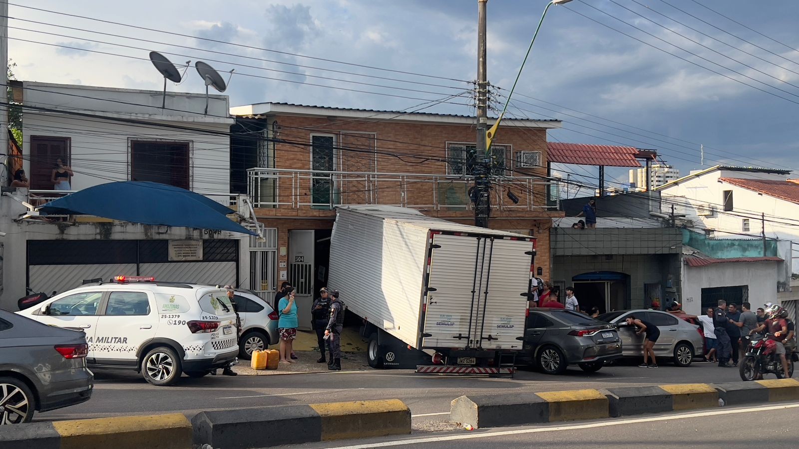 Motorista suspeito de embriaguez é detido após caminhão da Semulsp invadir casa e bater carros em Manaus