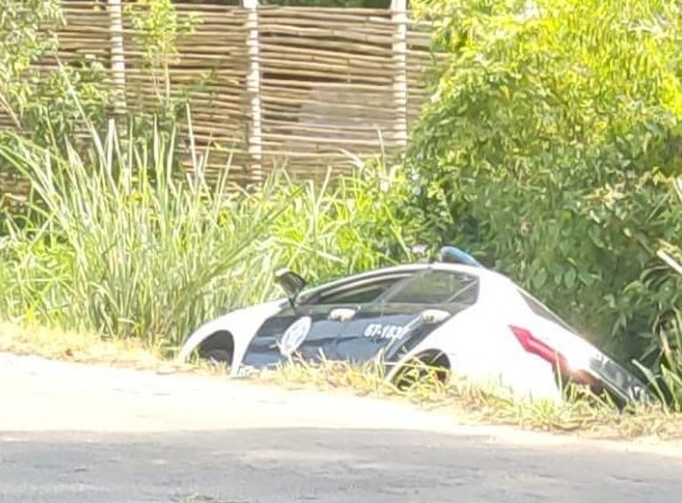 Viatura da Polícia Civil caiu dentro do valão — Foto: Reprodução