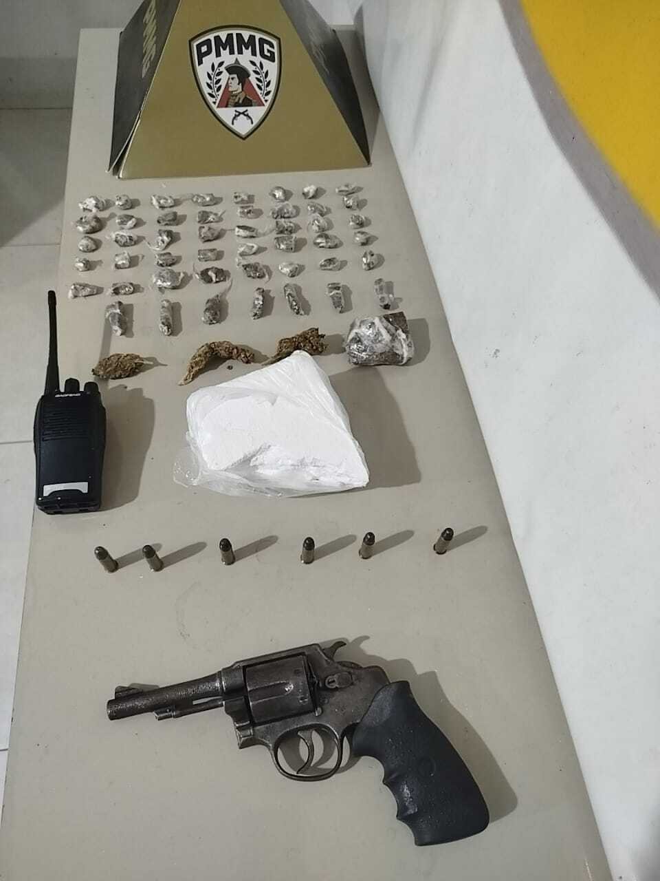 Ao abrir portão de casa denunciada por tráfico, jovem se depara com a PM, tenta impedir entrada e acaba preso com drogas, arma e munições