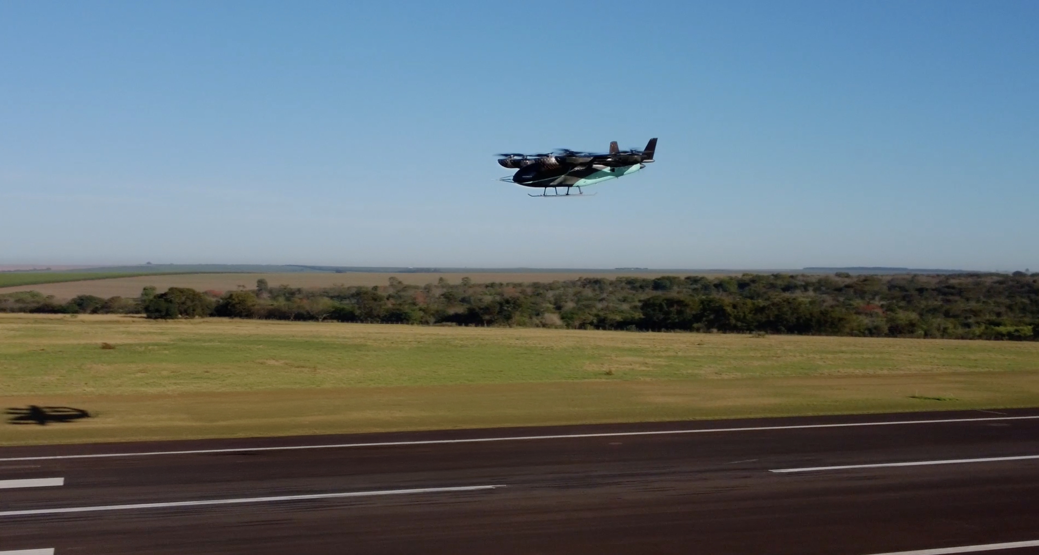 Carro voador da Embraer faz primeiro teste de transição para voo horizontal