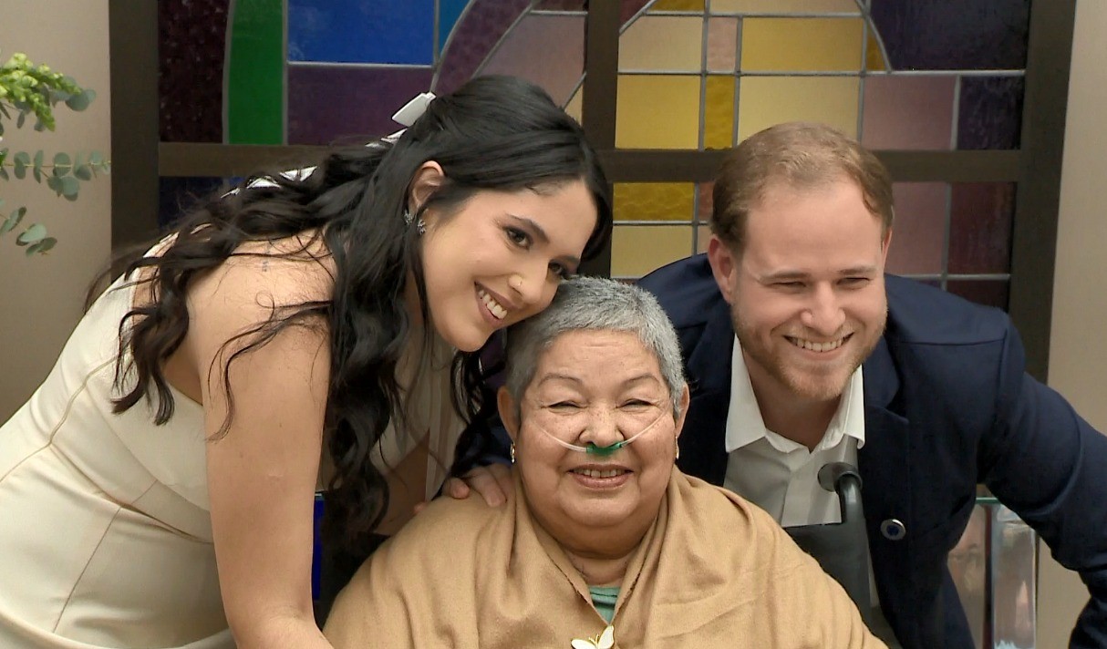 Noiva casa em hospital para que vó internada e em tratamento contra o câncer acompanhe cerimônia