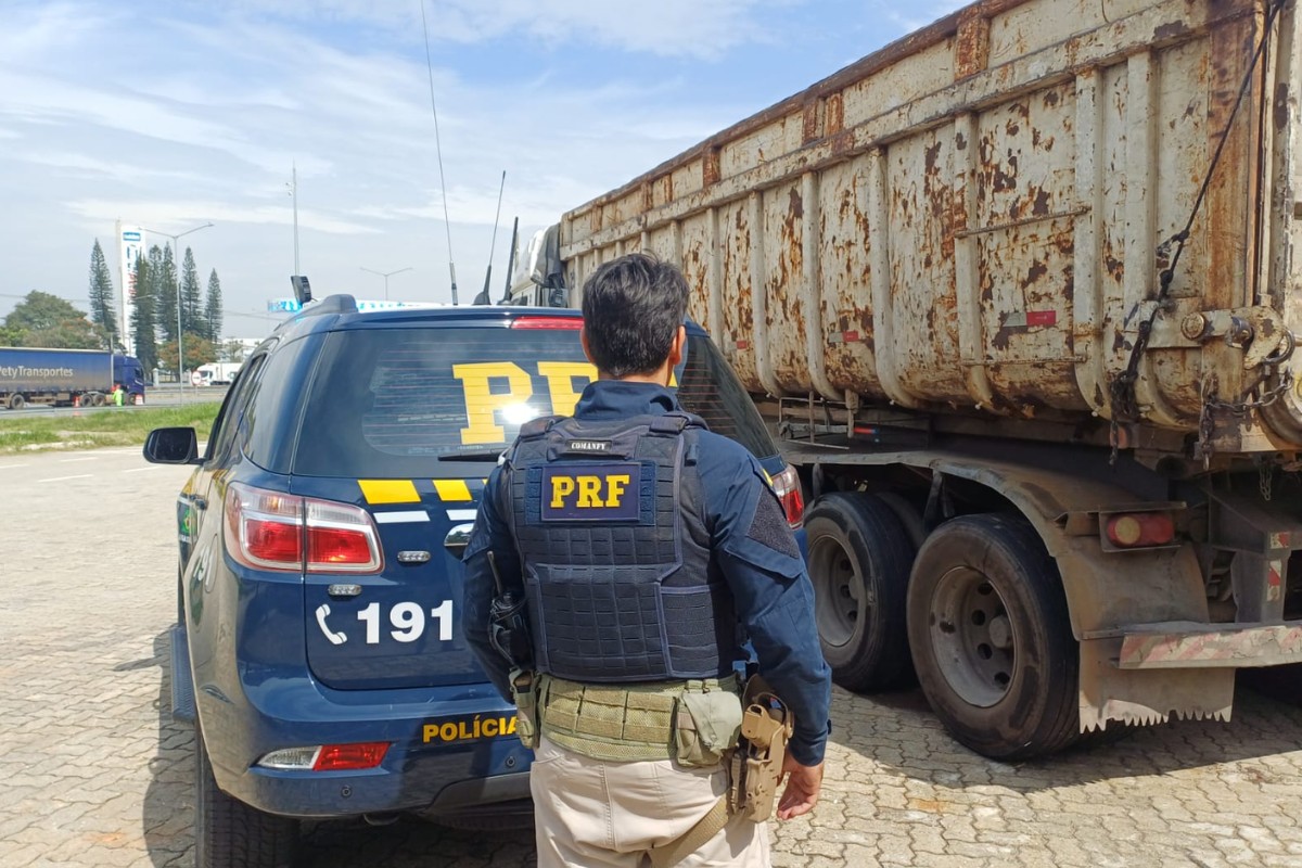 PRF flagra carreta sem freios na Dutra, em Jacareí, e veículo é retido por risco de acidente