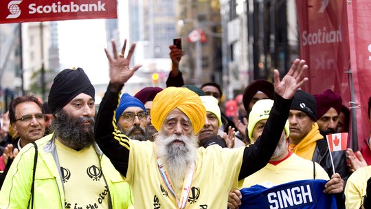 Maratonista mais velho do mundo morre aos 114 anos em acidente de trânsito na Índia - Fauja Singh nasceu na Índia e tinha nacionalidade britânica. Ele foi atingido por um veículo em sua cidade natal, no norte do país.