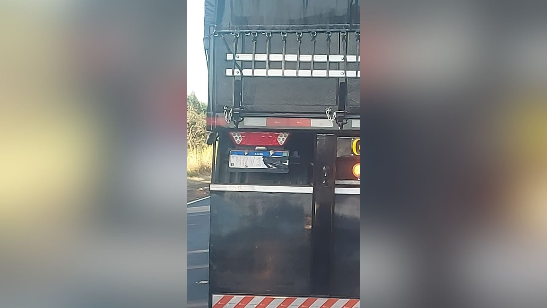 Caminhoneiro usa fita isolante nas placas para burlar fiscalização da balança em Uberlândia; VÍDEO