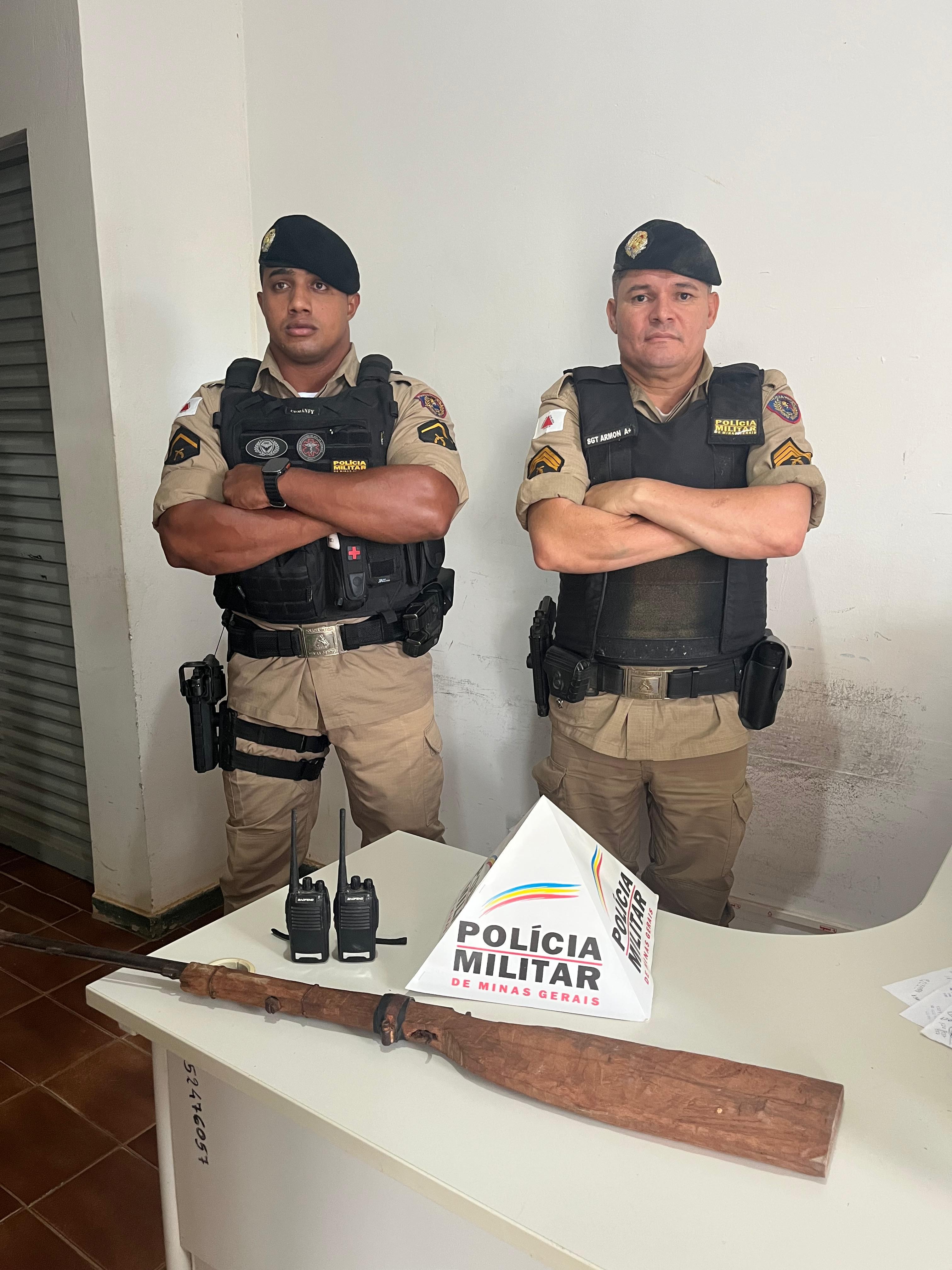 Com mandado de prisão em aberto, homem é encontrado em mata e com rádio para alertar chegada da polícia
