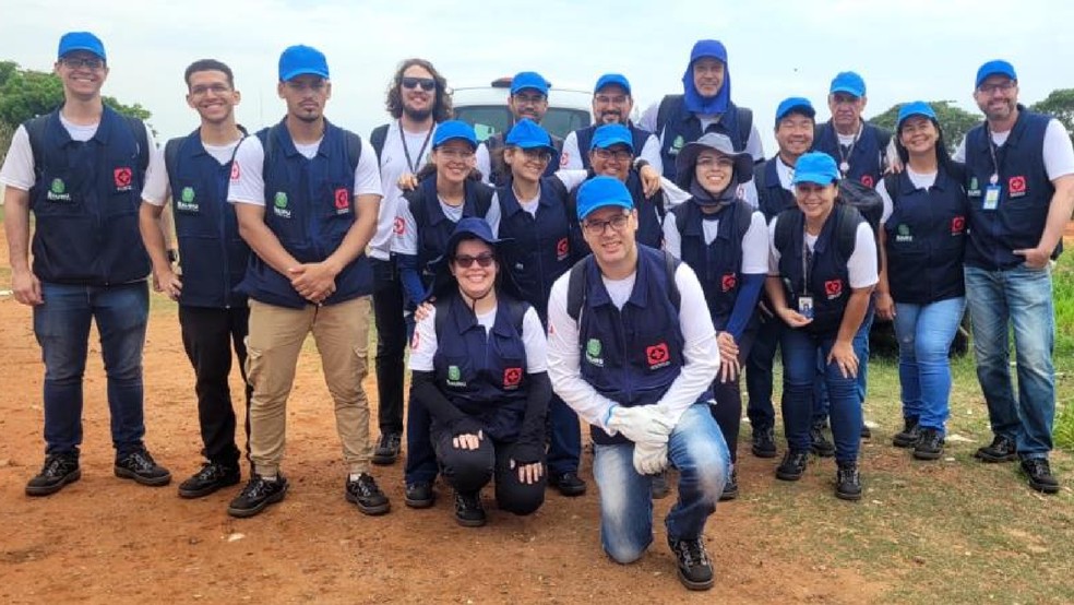 2 de 2
Os agentes da Vigil&acirc;ncia Ambiental trabalham uniformizados, usam colete azul e crach&aacute; com foto e qr code, que pode ser conferido pelo celular &mdash; Foto: Prefeitura de Bauru