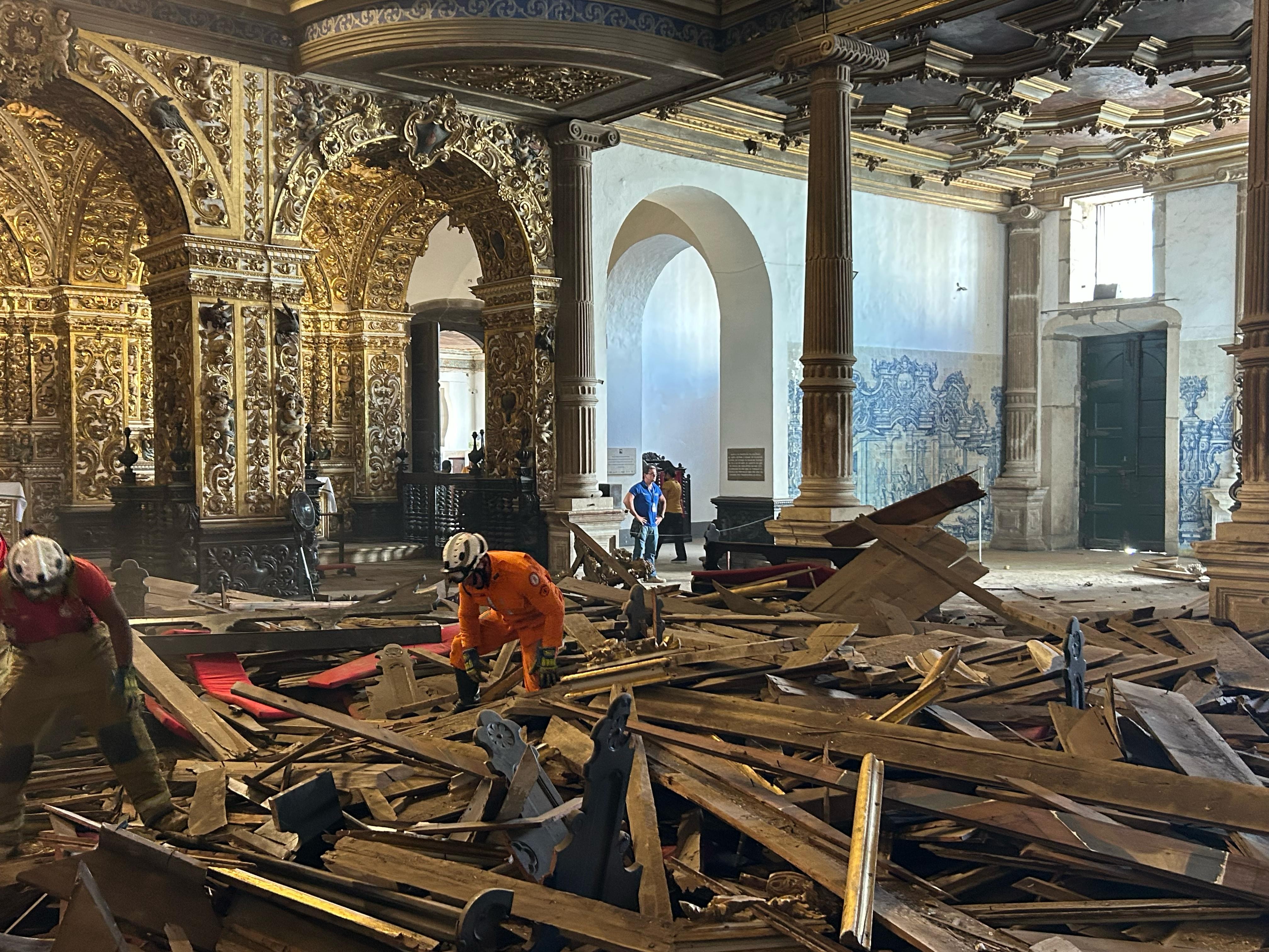 Uma pessoa morre e seis ficam feridas após desabamento de teto de 'igreja de ouro' do Centro Histórico de Salvador 