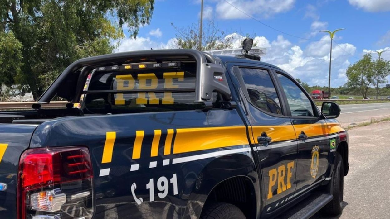 PRF flagra caminhoneiro com CNH falsa durante fiscalização em Balsas; homem não é habilitado