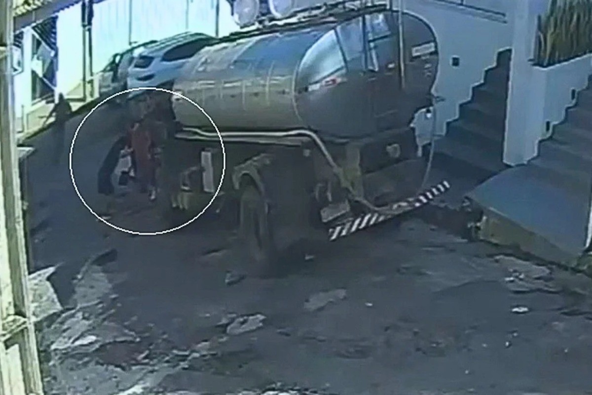 Moradores se unem para segurar caminhão-tanque que desceu ladeira desgovernado com casal preso na cabine em Itaperuna; VÍDEO