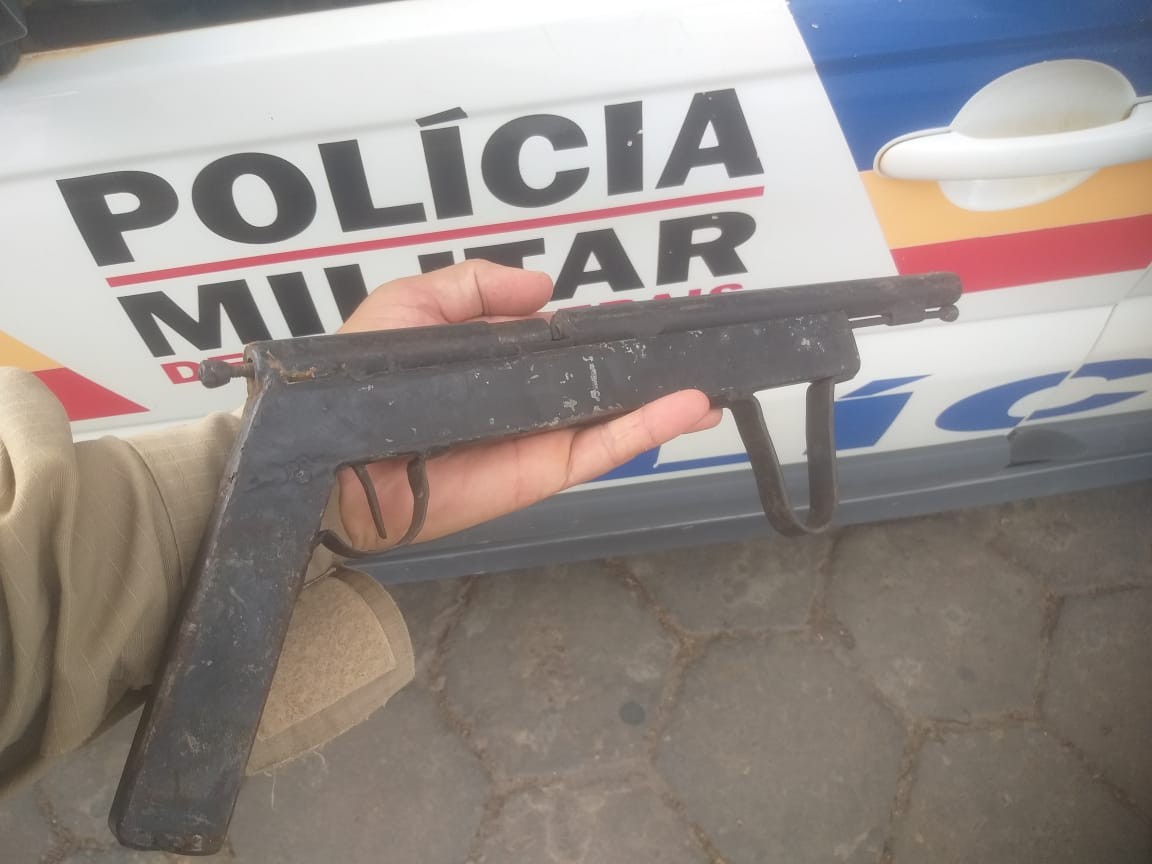 PM apreende arma de fabricação artesanal após homem dar paulada na filha e golpe de machado na porta da casa onde a família foi se esconder dele