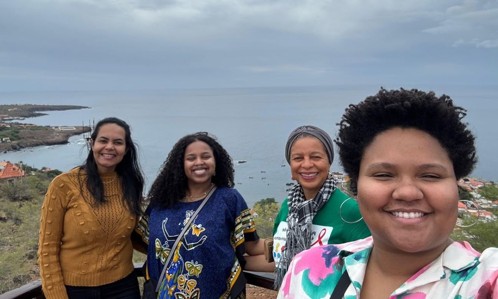 Ana Furtado (de blusa azul) e familiares em Cabo Verde. &mdash; Foto: Ana Furtado/Arquivo pessoal
