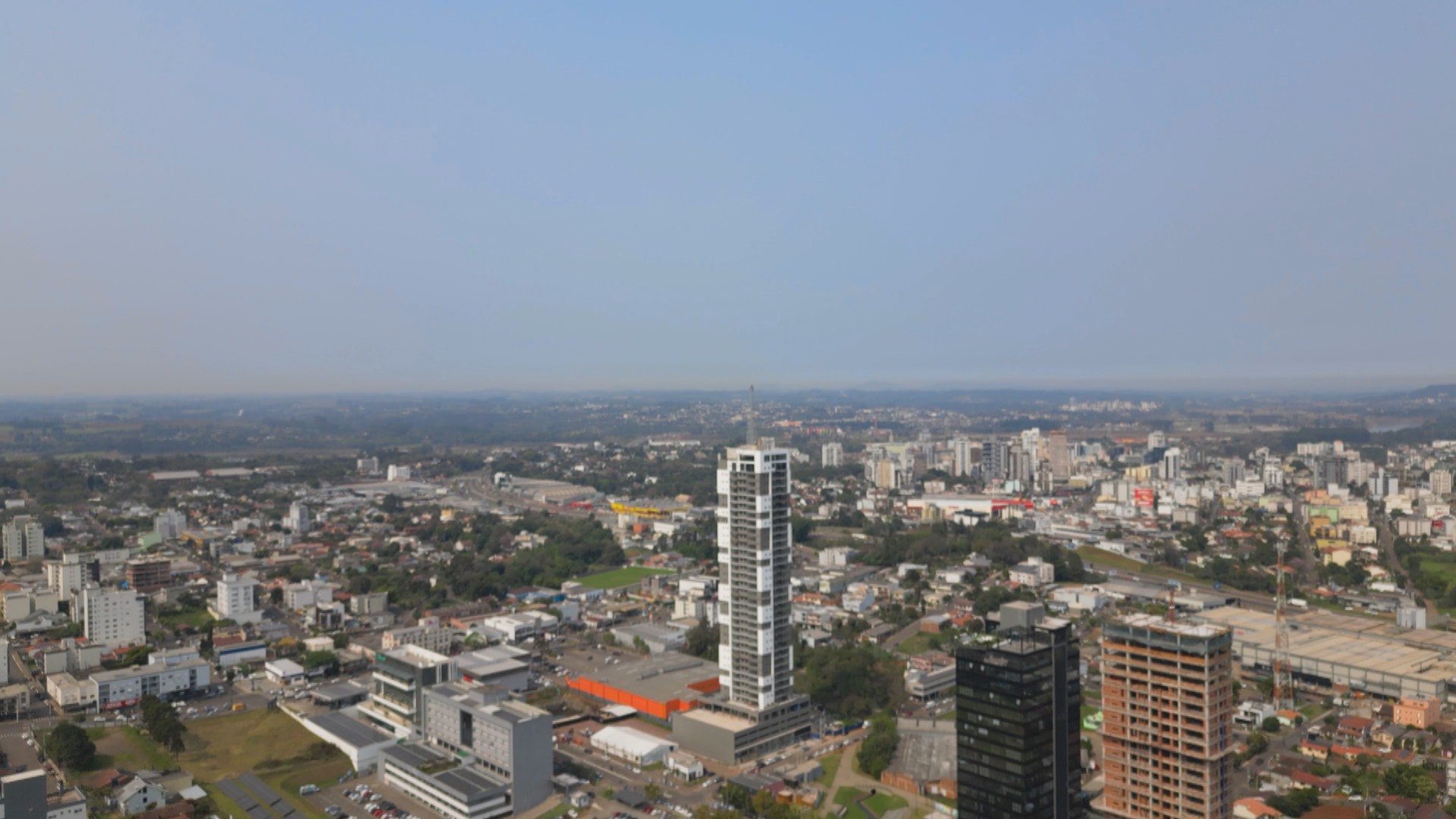 Antena em um dos prédios mais altos do RS deve garantir sinal de rádio em situações de emergência no Vale do Taquari; VÍDEO