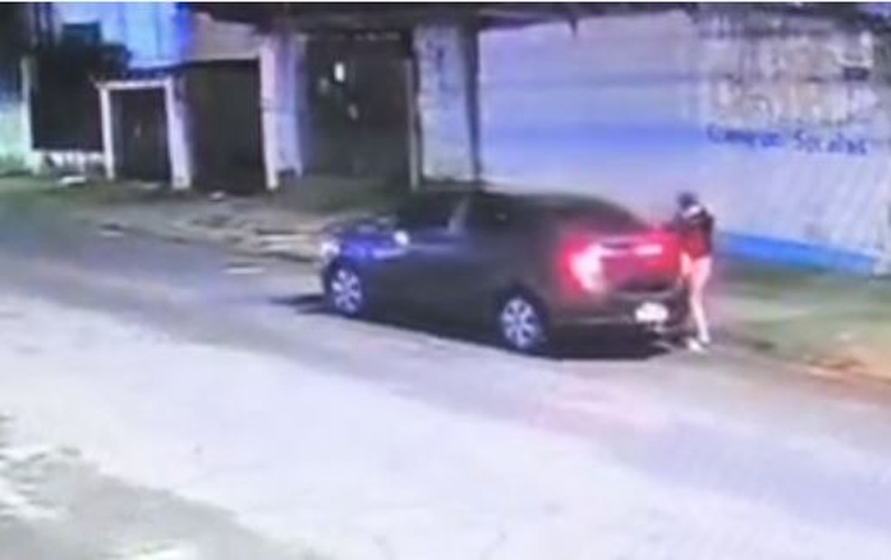 Câmera gravou última imagem de Aline Lira viva. Ela entra no carro de aplicativo a caminho da casa de cliente em São Bernardo — Foto: Reprodução