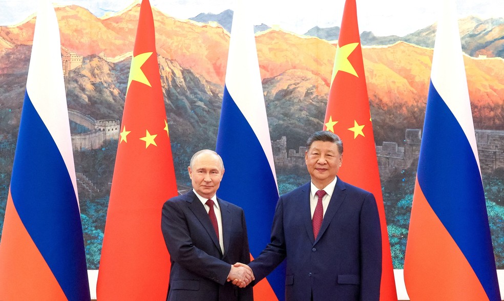 O presidente russo Vladimir Putin e o presidente chinês Xi Jinping posam para uma foto durante uma reunião no Grande Salão do Povo, em Pequim. — Foto: Sputnik/Maxim Stulov/Pool via REUTERS