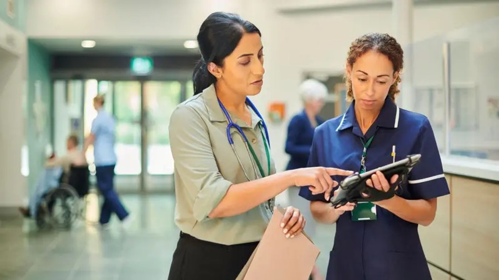 A demanda por profissionais de saúde vai ser alta, desde que aprendam e se adaptem a novos métodos de diagnóstico e tratamento — Foto: Getty Images