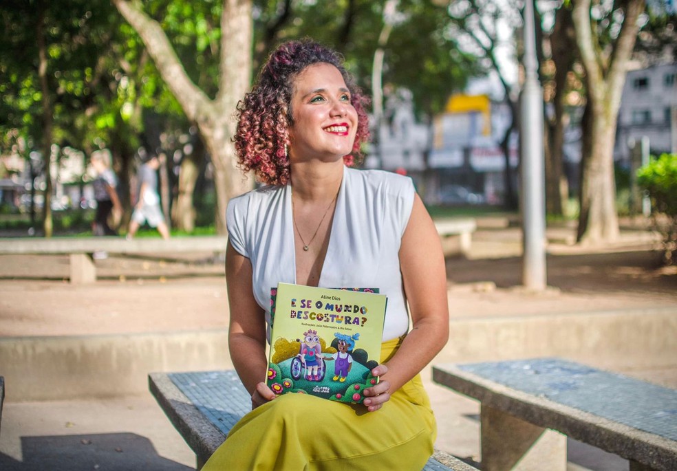 Aline Dias, jornalista, escritora e produtora cultural apresenta contação do livro "E se o mundo descostura?" — Foto: Divulgação 