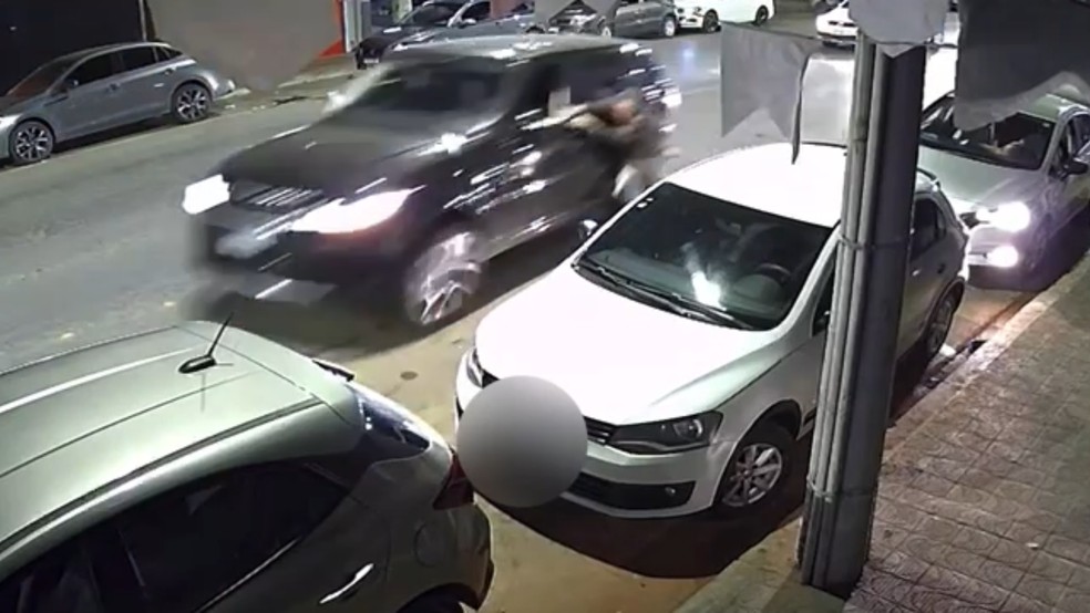 Momento em que homem foi arrastado pela Range Rover — Foto: Reprodução/Patos Hoje