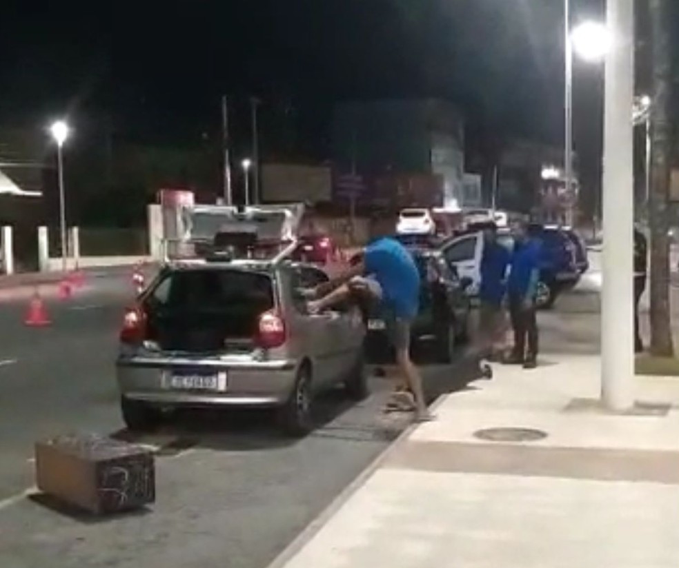 VÍDEO: Homem revela truque de estacionamento usado por montadora de carros  e viraliza na web