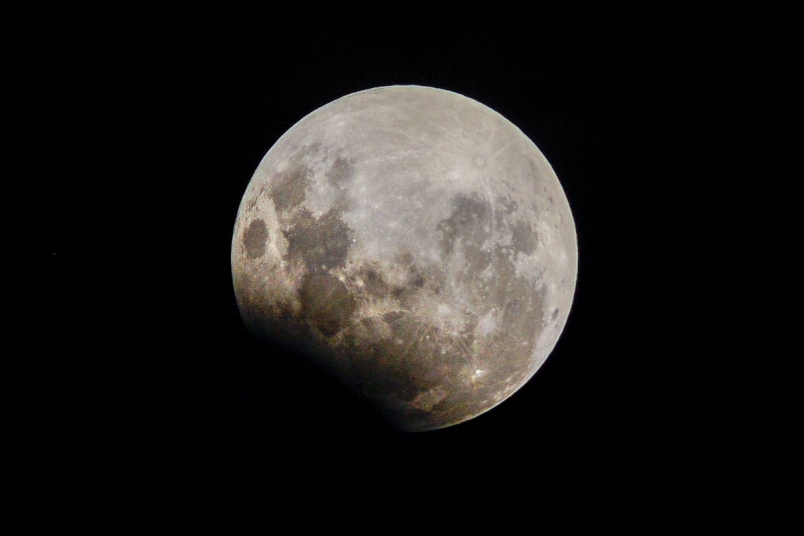 Eclipse parcial da Lua é visto no céu de SC; FOTOS