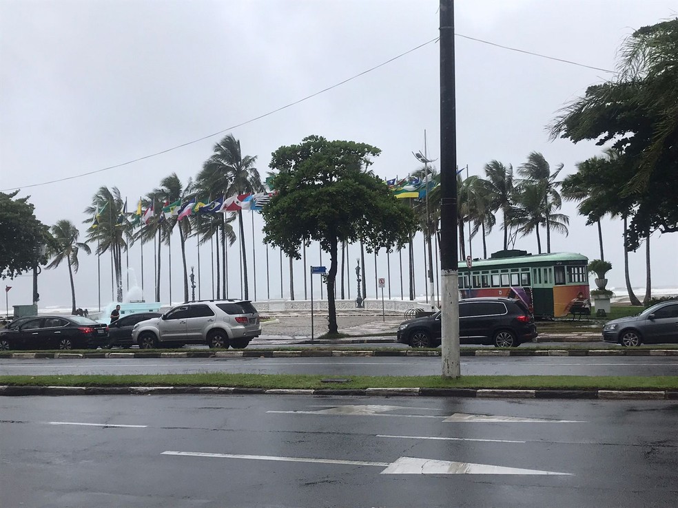 Chuva e ventania em Santos, no litoral de São Paulo, em fevereiro de 2023. — Foto: Brenda Bento/g1