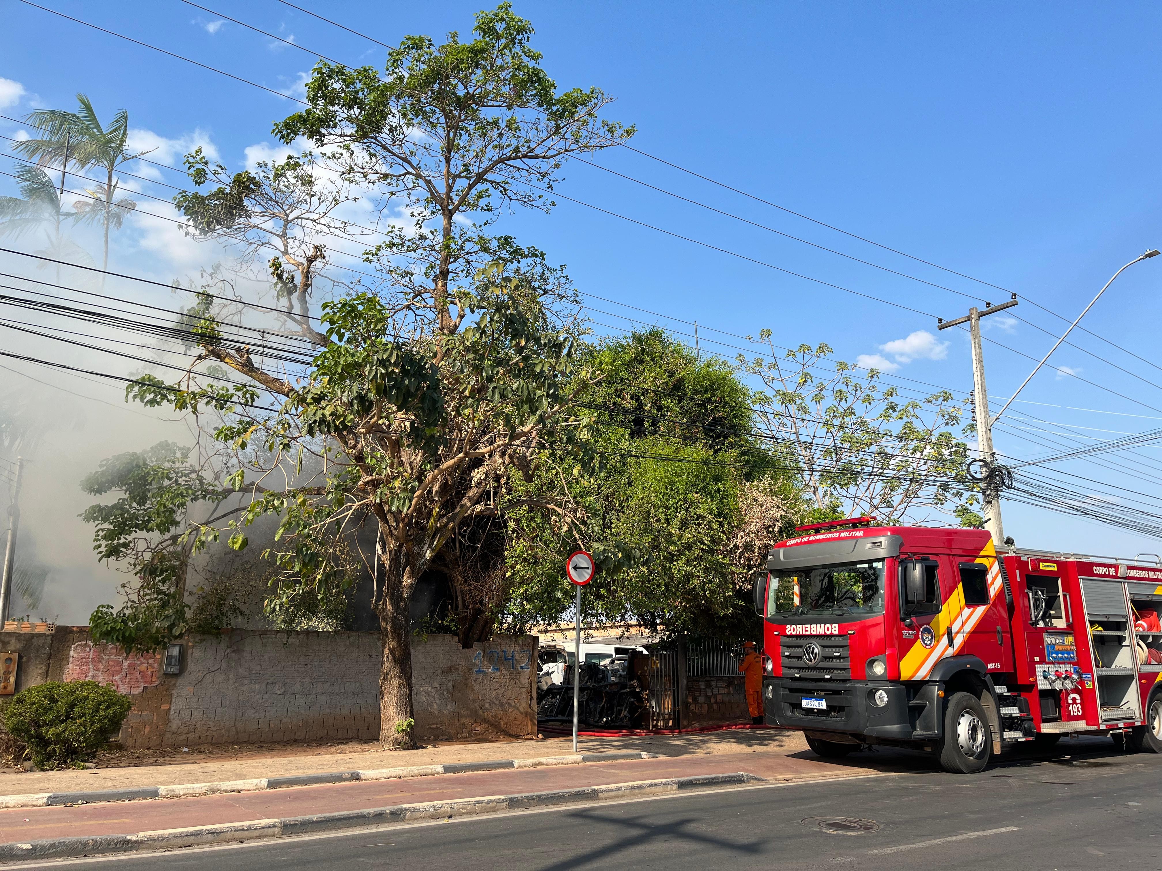 Incêndio atinge ferro-velho e fumaça se espalha por avenida na zona Oeste de Boa Vista