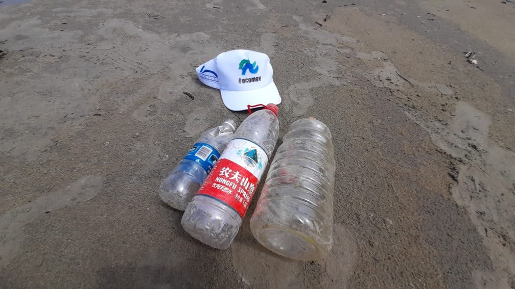 Embalagens de produtos vindos de outros países foram recolhidas em praias de todo país — Foto: Divulgação/Ecomov