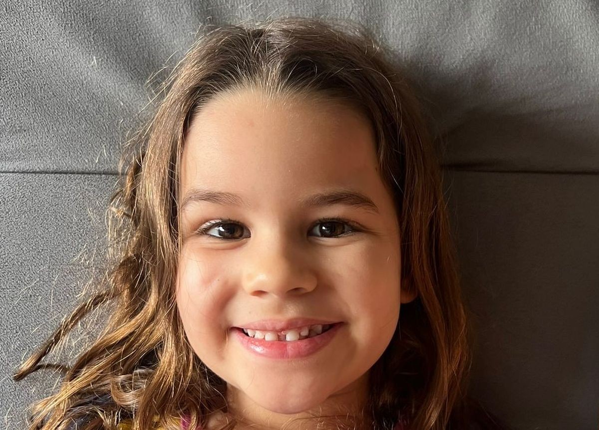 Menina com tumor raro é aceita em tratamento experimental na Itália e família se mobiliza para conseguir mais de R$ 1 milhão: 'Corrida pela vida'