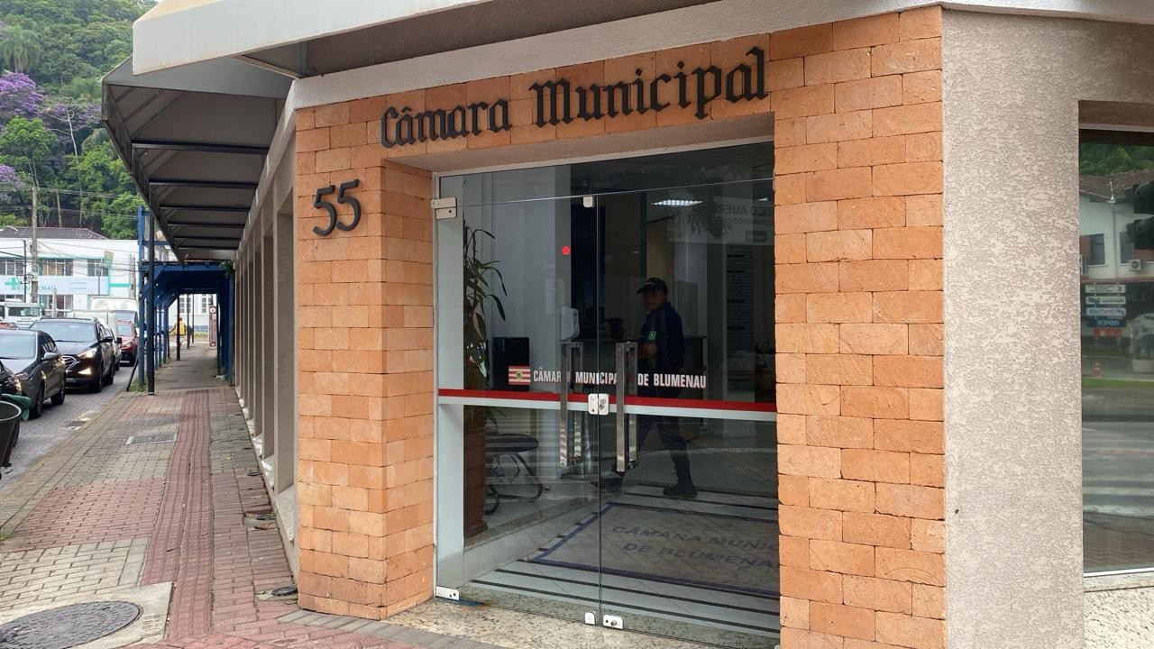 Polícia mira rachadinha e cumpre mandados em gabinetes da Câmara de Blumenau
