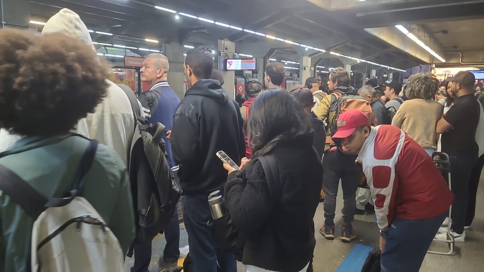 Embarque de passageiros na Linha 7-Rubi. — Foto: Hermínio Bernardo/TV Globo