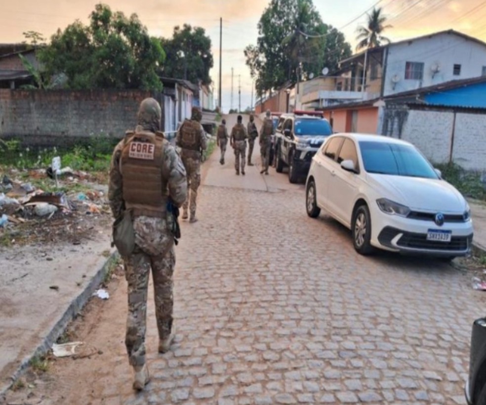 Operação da Polícia Civil prendeu pessoas que extorquiam vítimas usando informações postadas em redes sociais — Foto: PCPE/Divulgação
