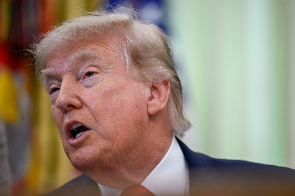 Trump dá entrevista à imprensa no Salão Oval da Casa Branca. — Foto: Reuters/Daniel Heuer