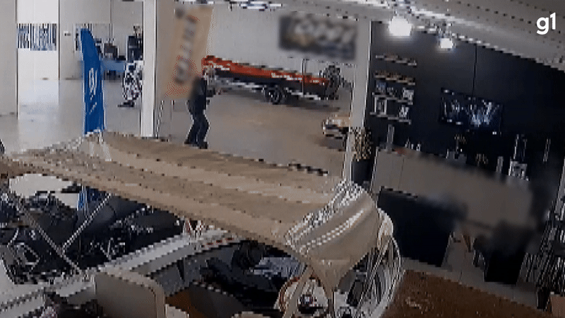 VÍDEO: Em cima de uma moto, assaltantes armados invadem concessionária e disparam contra funcionários no Paraná