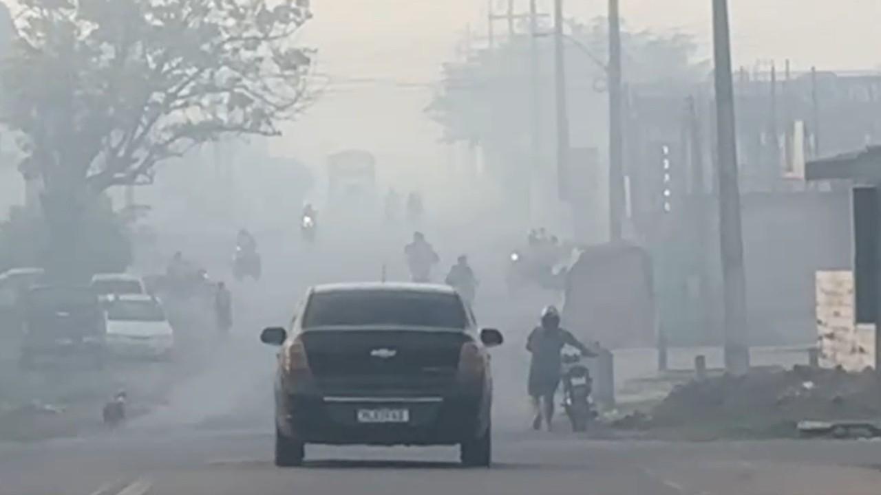 VÍDEO: Lábrea fica encoberta por fumaça após incêndio em lixão; morador diz que fogo dura mais de um mês