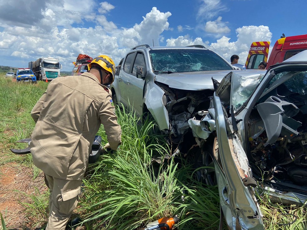 Pai, mãe e filha morrem em acidente entre carro e caminhonete na GO-139, entre Caldas Novas e Piracanjuba, Goiás — Foto: Corpo de Bombeiros/Divulgação