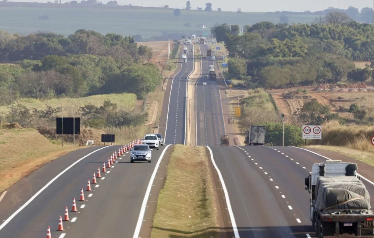 Homem morre após ser atropelado por carro em rodovia no interior de SP