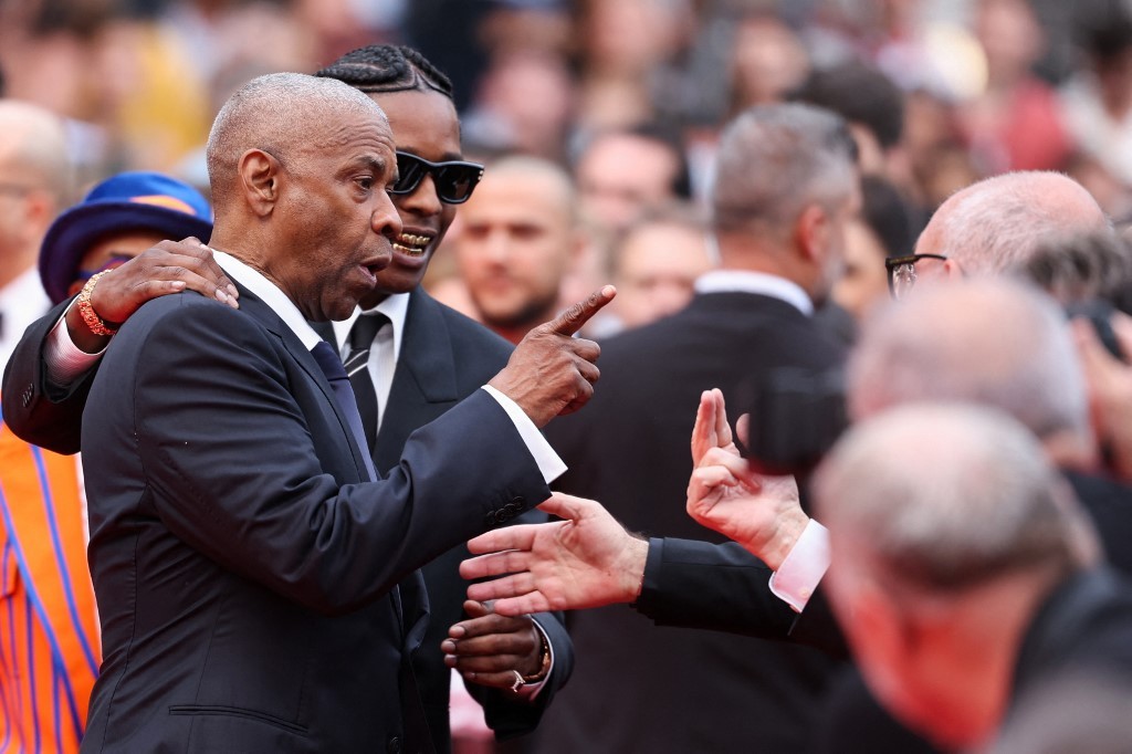 Denzel Washington discute com fotógrafo no tapete vermelho de Cannes