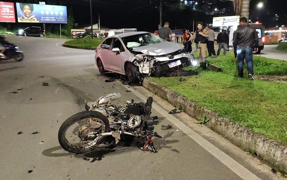 Motorista de carro é preso por sintomas de embriaguez em acidente com moto em Poços de Caldas, MG — Foto: Marcos Corrêa