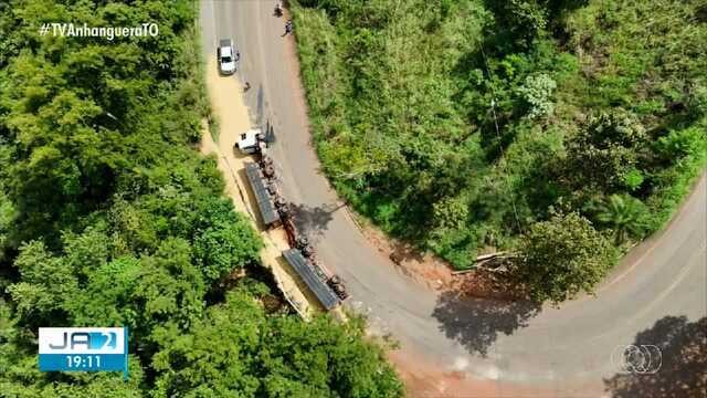 Carreta carregada de soja tomba em curva de serra em Taquaruçu e espalha grãos na pista