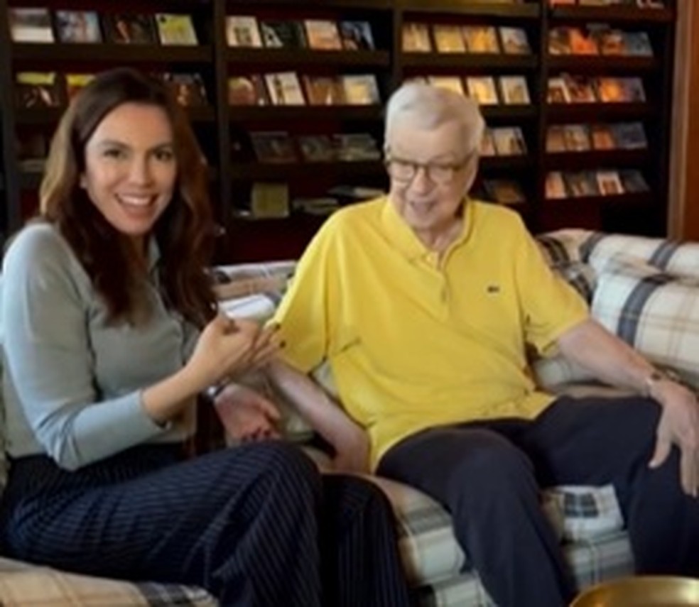 Renato Machado e Ana Paula Araújo na sala da casa do jornalista, em vídeo do Bom Dia Brasil — Foto: Reprodução/ TV Globo
