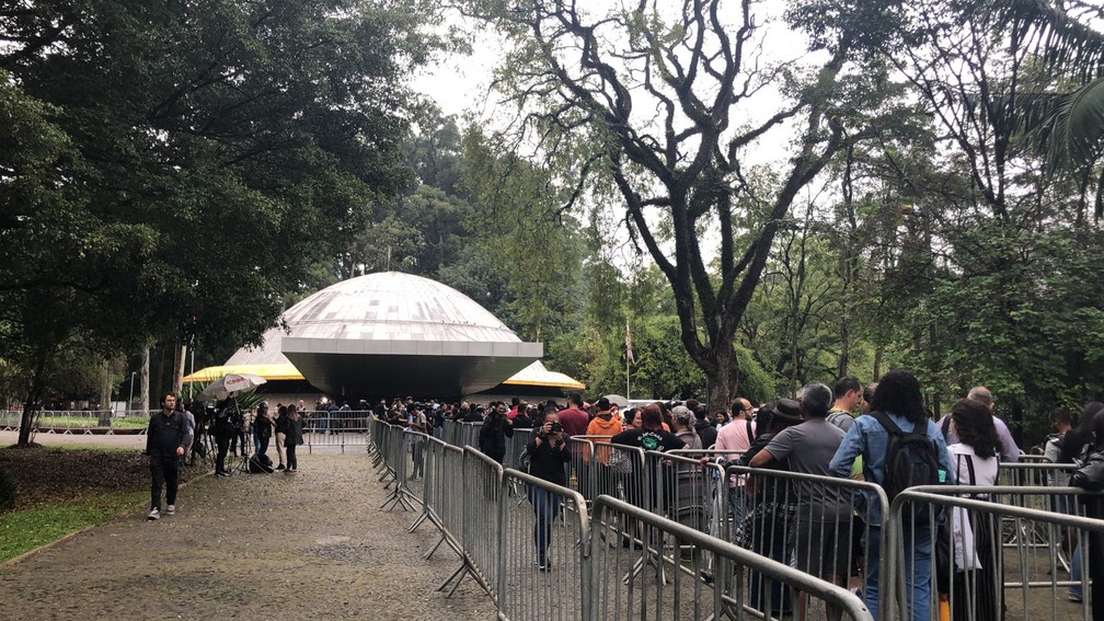 Fila para velório de Rita Lee no Planetário do Parque Ibirapuera — Foto: Camila Quaresma/g1